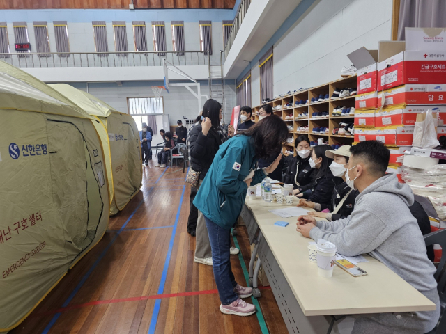 23일 경남 산청군 단성중학교 체육관에 마련된 임시대피소. 산청=박종완 기자