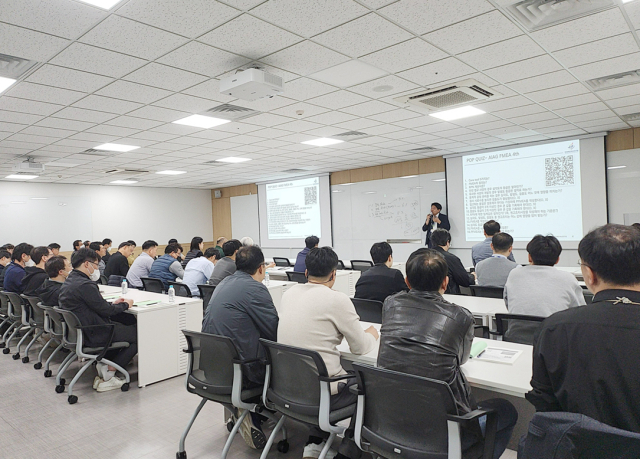 삼성전기 임직원들이 사내 품질대학에서 강의를 듣고 있다. 사진 제공=삼성전기