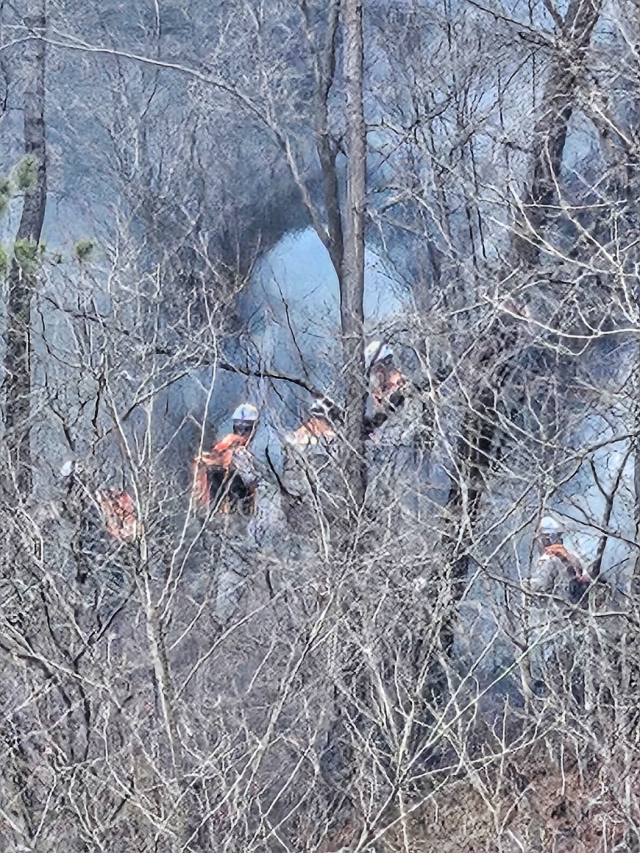 23일 산림당국이 울산 울주군 온양읍 운화리 야산에서 발생한 산불을 진화하고 있다. 사진제공=울산소방본부