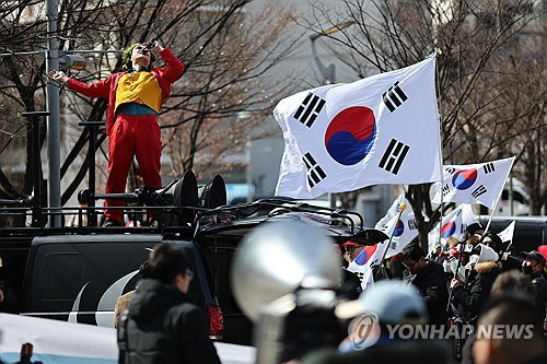 이달 3일 서울 중앙대 정문에서 탄핵 반대 집회가 열리고 있다. 연합뉴스