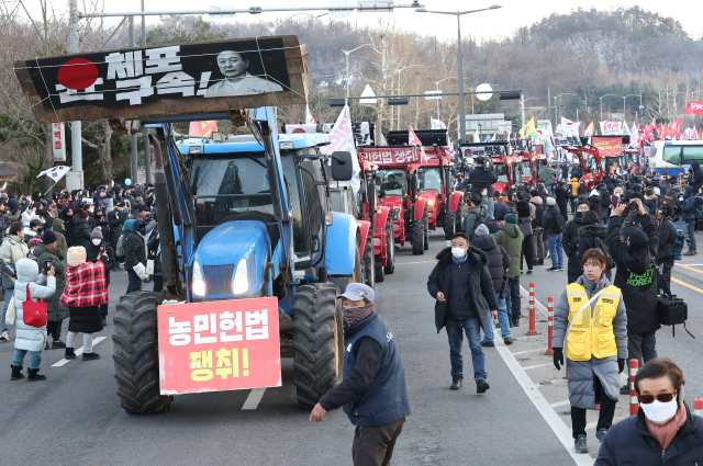 지난해 12월 22일 오후 서울 서초구 남태령에서 열린 '윤석열 대통령 체포·구속 농민 행진 보장 촉구 시민대회'에서 트랙터와 시민들이 한남동 대통령 관저 방향으로 행진하고 있다. 연합뉴스