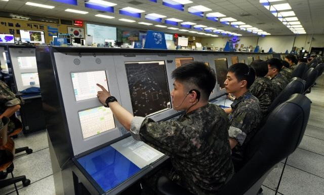 대한민국 영공을 포함한 방공식별구역(KADIZ)의 모든 공중상황 자료가 모이는 핵심시설인 중앙방공통제소(MCRC) 내 장병들이 근무하는 모습. 사진 제공=국방일보