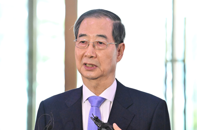 한덕수 대통령 권한대행이 24일 직무에 복귀해 서울 종로구 정부서울청사로 출근하고 있다. 조태형 기자