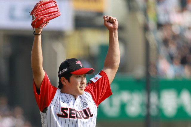 KBO 롯데 자이언츠전에서 3회 초 2사 2루 위기를 막으며 만세를 부르는 LG 트윈스 왼손 선발투수 손주영. 연합뉴스