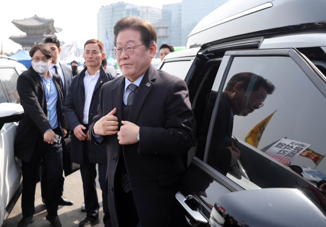 이재명 더불어민주당 대표가 24일 서울 종로구 경복궁역 인근에 설치된 천막당사에서 열린 최고위원회의에 참석하기 위해 방탄복을 입고 차에서 내리고 있다. 연합뉴스