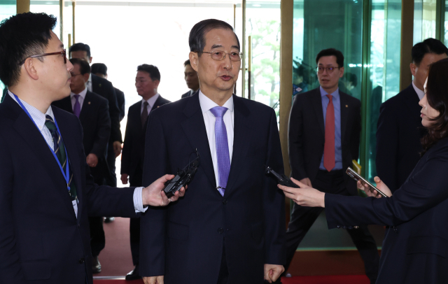 대통령 권한대행으로 직무 복귀한 한덕수 대통령 권한대행 국무총리가 24일 정부서울청사로 출근하며 취재진의 질문에 답하고 있다. 연합뉴스