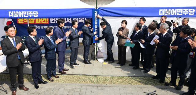 &apos;尹 선고&apos;보다 빨라진 이재명 항소심…민주당, 12년만에 &apos;천막당사&apos; 총력전