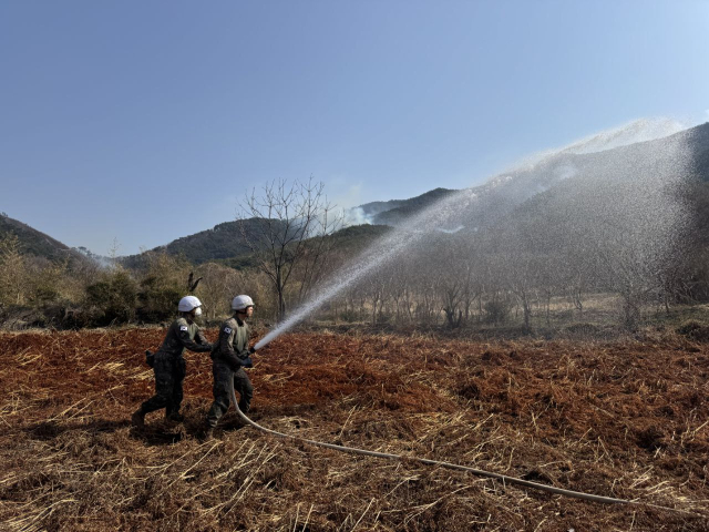 울산 울주군에 발생한 산불 진화 지원작전 중인 육군 헬기가 화재지점에 물을 살포하며 진화하고 있다. 사진 제공=육군