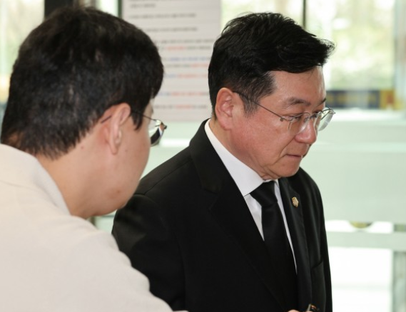 이찬희 삼성 준법감시위원회 위원장이 25일 서울 강남구 삼성서울병원 장례식장에 마련된 한종희 삼성전자 대표이사 부회장의 빈소로 향하고 있다. 사진=뉴스1