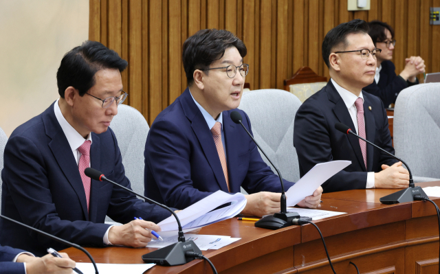 권성동(가운데) 국민의힘 원내대표가 25일 국회에서 열린 원내대책회의에서 발언하고 있다. 연합뉴스