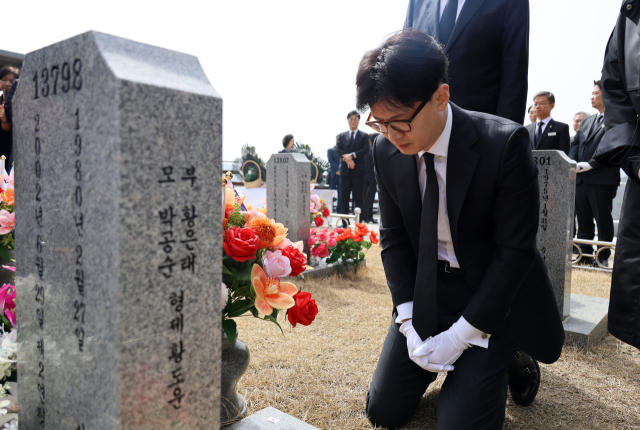 한동훈 전 국민의힘 대표가 25일 국립대전현충원 제2연평해전·연평도 포격전 전사자 묘역을 찾아 참배 후 묘비 주변을 둘러보고 있다. 연합뉴스