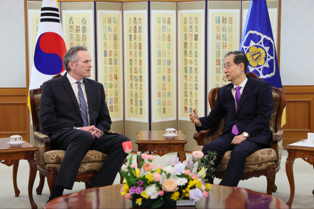 한덕수 대통령 권한대행 국무총리가 25일 정부서울청사에서 마이크 던리비 미국 알래스카 주지사를 접견하고 있다. 사진 제공=국무총리실