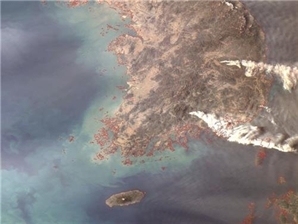 인공위성서 바라본 한반도에 '흰 연기' 자욱…산불 위성사진 공개됐다