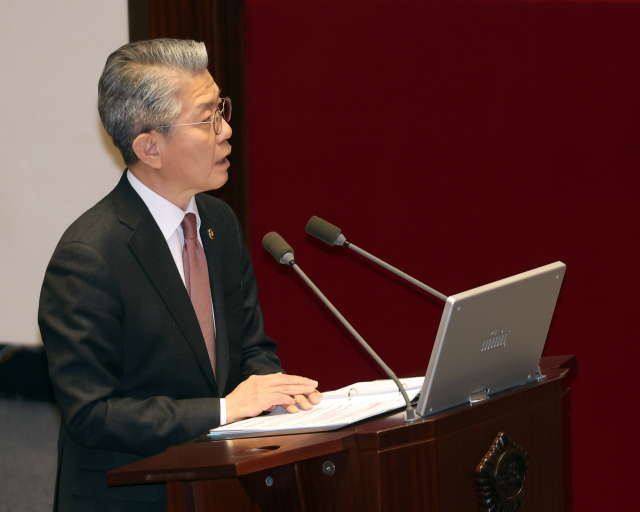 3일 국회 본회의에서 진행된 ‘경북·경남·울산지역 산불 사태 수습과 피해대책 마련 및 헌법질서 수호를 위한 긴급현안질문’에서 김홍균 외교부 1차관이 더불어민주당 한정애 의원이 심우정 검찰총장 자녀의 외교부 채용 특혜 의혹과 관련해 질문하자 답하고 있다. 연합뉴스