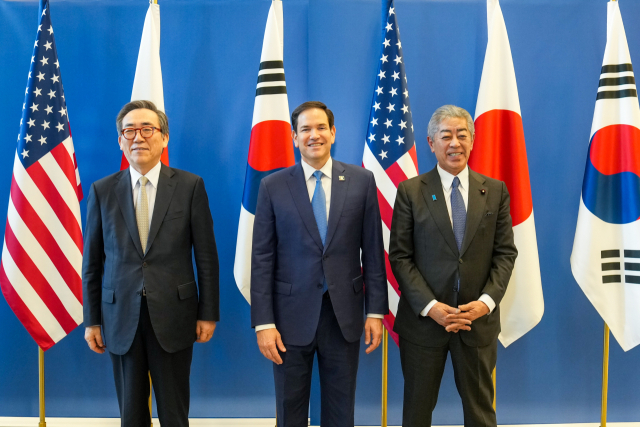 조태열(왼쪽부터) 외교장관, 마코 루비오 미국 국무장관, 이와야 다케시 일본 외무상은 3일(현지시간) 브뤼셀에서 한미일 외교장관회의를 개최했다. 사진제공=외교부