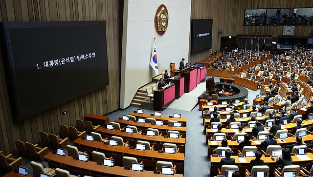 2024년 12월 14일 국회 본회의에 윤석열 대통령 탄핵소추안이 상정되고 있다. 사진=연합뉴스
