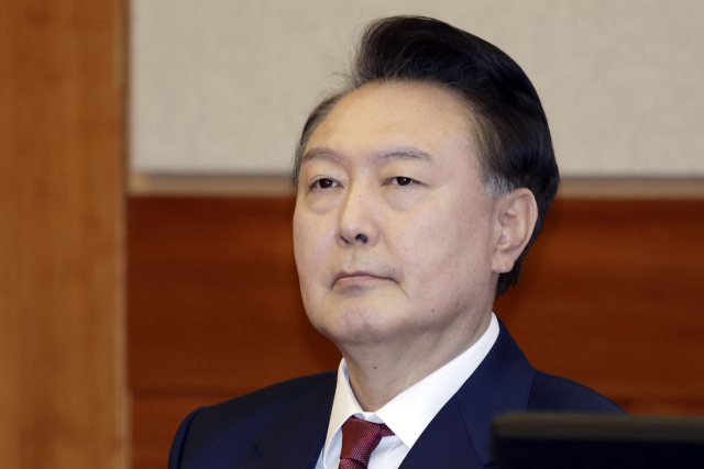 윤석열 대통령이 2월 4일 서울 종로구 헌법재판소에서 열린 탄핵심판 5차 변론기일에 출석해 허공을 응시하고 있다. 사진공동취재단