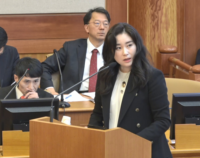윤석열 대통령측 대리인단 김계리 변호사가 2월 25일 서울 종로구 헌법재판소에서 열린 윤석열 대통령 탄핵심판 11차 변론기일에서 변론을 하고 있다. 사진 제공 = 헌법재판소