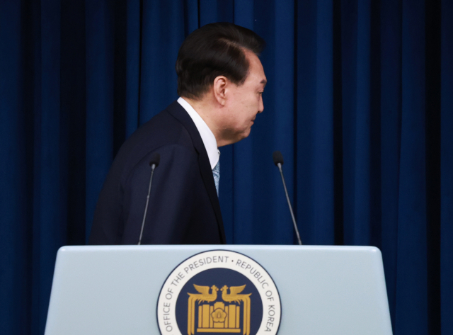 지난해 5월 서울 용산 대통령실에서 신임 민정수석 인사 발표 뒤 퇴장하는 윤석열 전 대통령. 연합뉴스