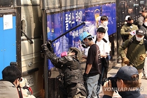 [속보] 윤 전 대통령 지지자, 곤봉으로 경찰버스 유리 파손…현행범 체포