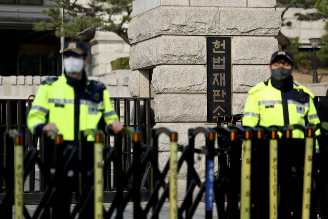 윤석열 대통령 탄핵 심판 선고일인 4일 서울 종로구 헌법재판소 정문에서 경찰 병력이 출입을 통제하고 있다. 사진공동취재단