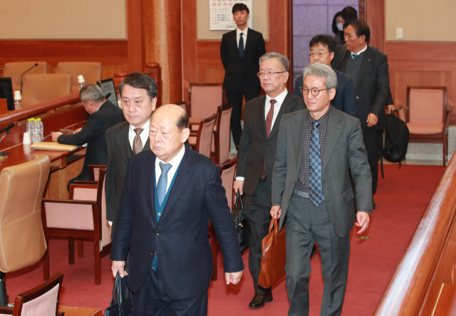 지난 1월 21일 서울 종로구 헌법재판소에서 열린 윤석열 대통령 탄핵심판 3차 변론기일에서 국회 측 법률대리인 공동 대표인 김이수 전 헌법재판관 등이 심판정으로 들어서고 있다. 뉴스1