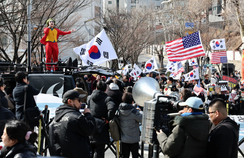 지난 3월 서울 중앙대 정문에서 탄핵 찬·반 집회가 열린 가운데 보수 유튜버가 무대에 올라 노래를 부르고 있다. 연합뉴스