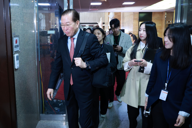 윤석열 대통령 탄핵심판 선고일인 4일 권영세 국민의힘 비상대책위원장이 국회로 출근하고 있다. 성형주 기자