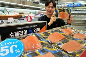 롯데마트, 생연어 2000원대 판매… "오프라인 최저가"