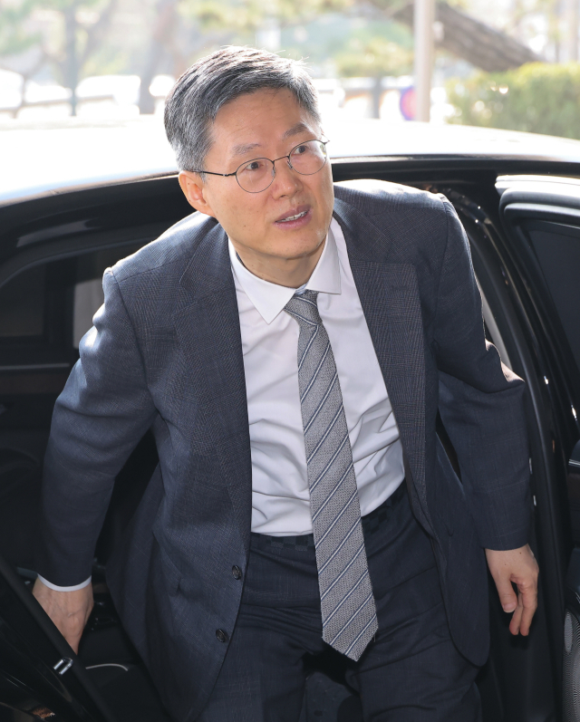 문형배 헌법재판소장 권한대행이 윤석열 대통령 탄핵심판 선고기일인 4일 서울 종로구 헌법재판소로 출근하고 있다. 사진공동취재단