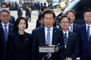 국회 탄핵소추위원단 “현명한 역사적 판결…민주주의와 국민의 승리”