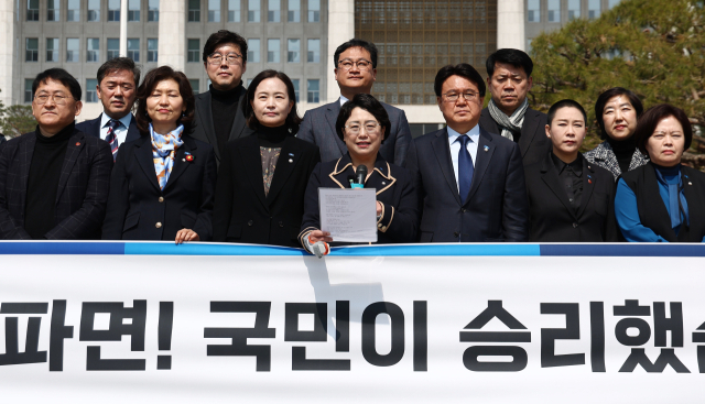 김선민(앞줄 가운데) 조국혁신당 대표 권한대행이 4일 국회 분수대 앞에서 헌법재판소의 윤석열 대통령 탄핵 심판 파면 선고 관련 기자회견을 하고 있다. 뉴스1