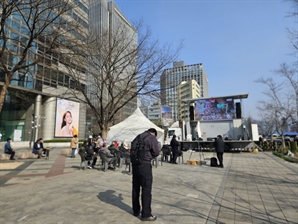 보수 '한남대이동'에 광화문 텅텅…TV선 한남동 생중계