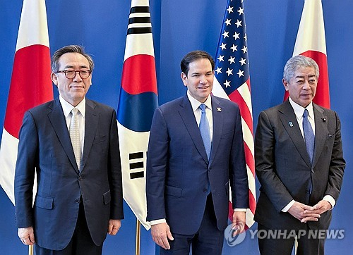 한미일 3국 외교수장이 3일(현지시간) 벨기에 브뤼셀 나토 본부에서 약 두 달 만에 진행된 회동에 앞서 기념촬영을 하고 있다. 왼쪽부터 조태열 외교부 장관, 마코 루비오 미 국무장관, 이와야 다케시 일본 외무상. 연합뉴스