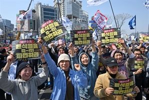 헌재 8대0 전원일치 尹 파면에 환호하는 시민들