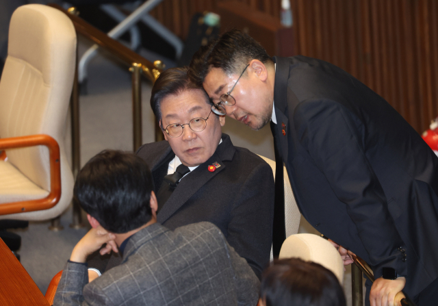 이재명 더불어민주당 대표가 3일 국회 본회의에서 박찬대 원내대표와 대화하고 있다. 연합뉴스