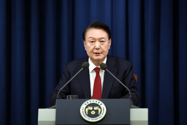윤석열 대통령이 지난해 12월 3일 밤 서울 용산 대통령실 청사에서 긴급 대국민 특별 담화를 열고 비상계엄을 선포하고 있다. 연합뉴스