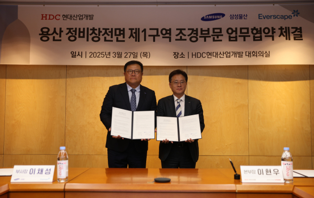 이현우(오른쪽) HDC현대산업개발 본부장과 이채성 삼성물산 리조트부문 부사장이 3월 27일 HDC현대산업개발 대회의실에서 업무협약을 체결하고 있다. 사진 제공=HDC현대산업개발