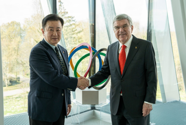 토마스 바흐(오른쪽) 국제올림픽위원회(IOC) 위원장과 악수하는 윤강로 국제스포츠외교연구원장. 사진 제공=윤강로 원장