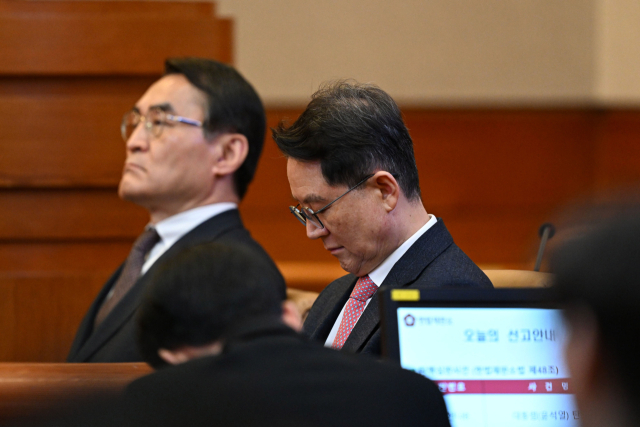 윤석열 대통령 측 변호인인 윤갑근 변호사가 4일 서울 종로구 헌법재판소 대심판정에서 열린 윤석열 대통령 탄핵심판 선고에서 고개를 숙이고 있다. 사진공동취재단
