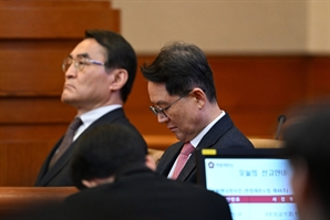 尹측 "헌재 결정 법리적 납득할 수 없어…안타깝고 참담"