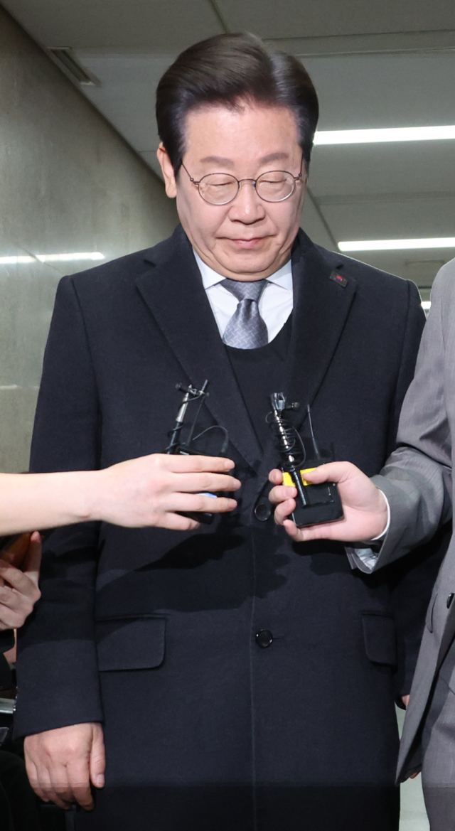 이재명 더불어민주당 대표가 윤석열 대통령 탄핵심판 선고일인 4일 서울 여의도 국회로 출근하고 있다. 연합뉴스