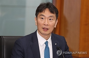 尹 탄핵 언급 피한 이복현 “美 관세 충격 영향 예의주시”