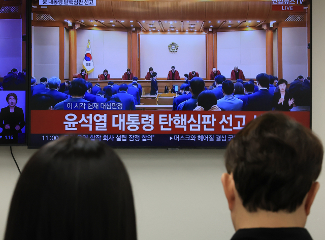 탄핵 심판 선고 지켜보는 공무원들 (서울=연합뉴스) 최재구 기자 = 4일 서울 종로구 정부서울청사에서 공무원들이 헌법재판소의 윤석열 대통령 탄핵 심판 선고를 TV를 통해 지켜보고 있다. 2025.4.4 jjaeck9@yna.co.kr (끝) <저작권자(c) 연합뉴스, 무단 전재-재배포, AI 학습 및 활용 금지>