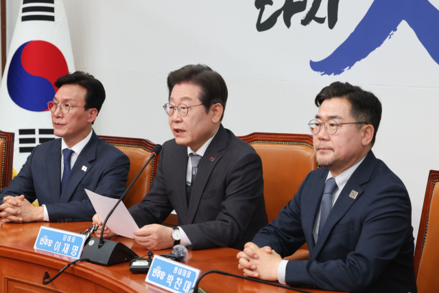 이재명 더불어민주당 대표가 4일 서울 여의도 국회에서 헌법재판소의 윤석열 대통령 파면 선고에 대한 입장을 밝히고 있다. 연합뉴스
