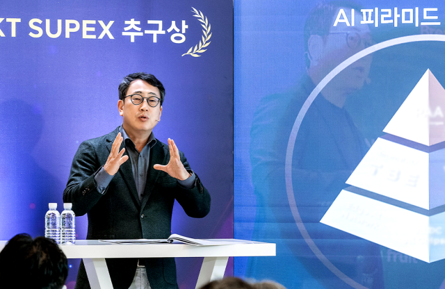 유영상 SKT 대표 '자체 LLM 마무리 단계…연내 멀티모달 AI 모델 개발'