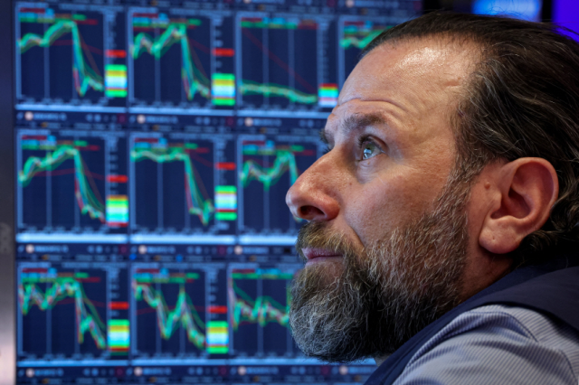 뉴욕 증시가 급락한 3일 뉴욕증권거래소(NYSE)에서 한 트레이더가 일하는 모습. 로이터연합뉴스