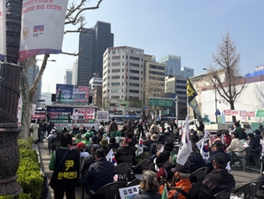“한남동 간 전광훈은 겁쟁이”… 尹 탄핵에 보수 지지자들 균열 조짐