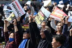[영상] 尹 파면 선고에 헌법재판소 앞은 축제 분위기