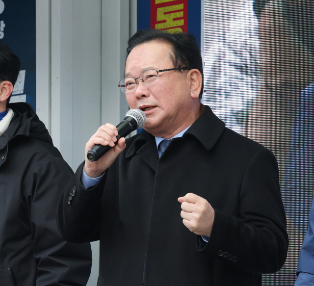 김부겸 전 국무총리가 지난달 18일 울산시 남구 롯데백화점 광장에서 윤석열 대통령의 파면을 촉구하는 더불어민주당 울산시당의 정당 연설회에 참석해 발언하고 있다. 연합뉴스